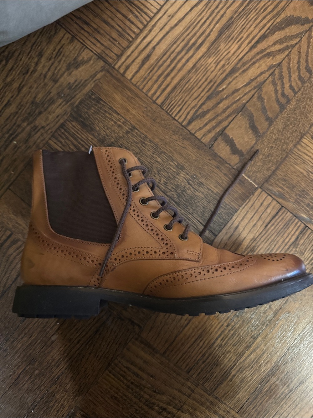 Lightly worn made in Brazil Saks fifth avenue wingtip brogue boots size 9M
